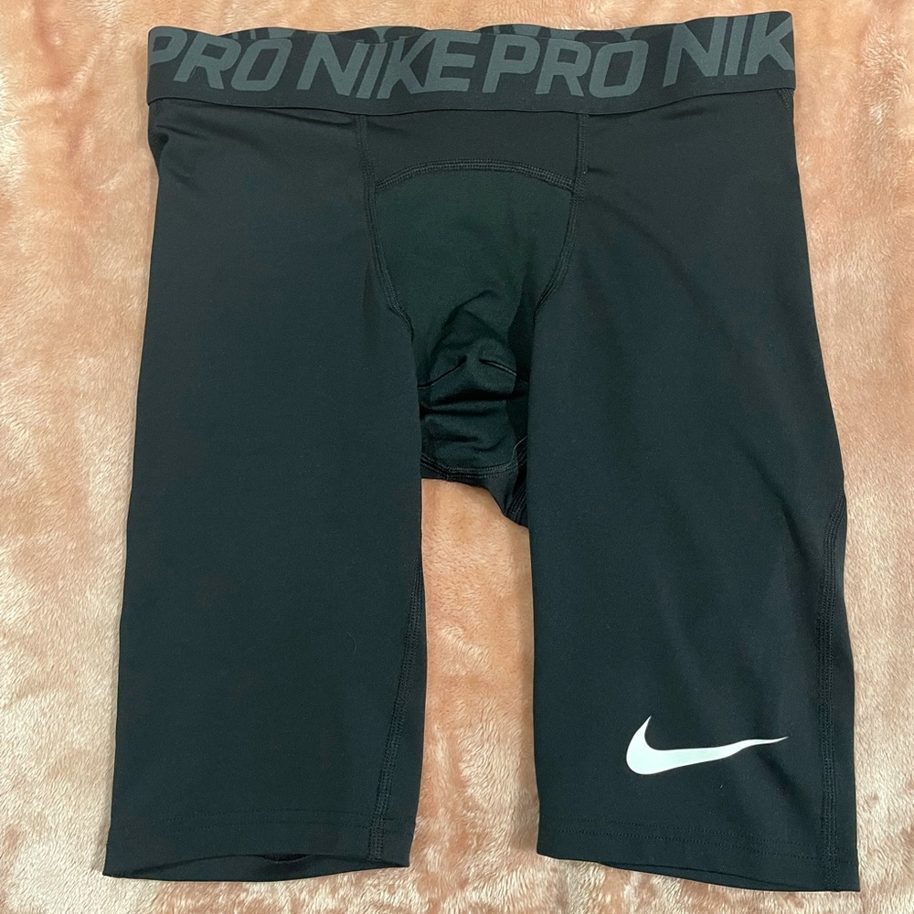Black Men’s Nike Pros, size M